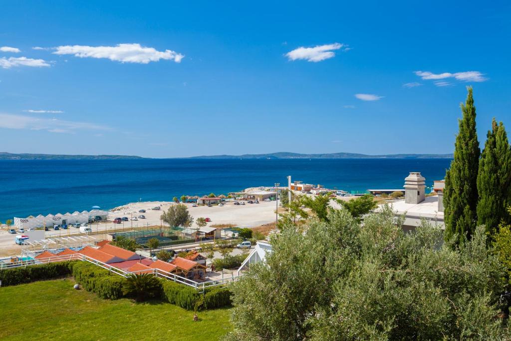 eine Luftaufnahme eines Resorts und des Ozeans in der Unterkunft Apartment Oliva allegra in Split