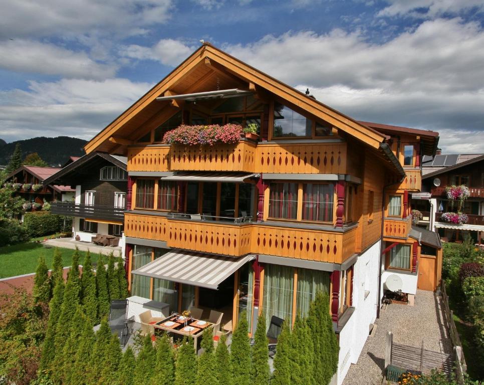 una imagen de una casa con balcón en Landhaus Alpenflair Whg 403, en Oberstdorf