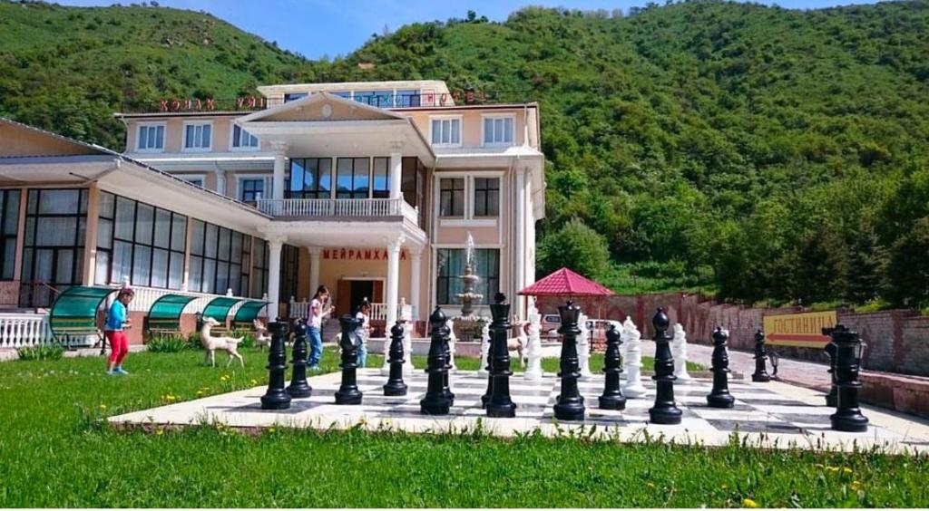 Nespecifikovaný výhled na hory nebo výhled na hory při pohledu z hotelu