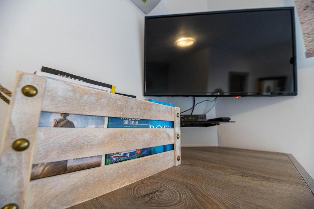 Telewizja i/lub zestaw kina domowego w obiekcie Aperanto Galazio Apartment