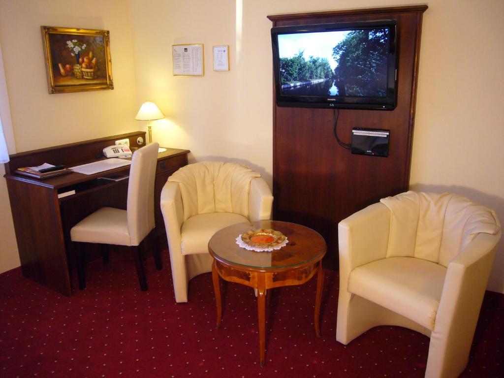 TV a/nebo společenská místnost v ubytování Klassik Hotel am Tor