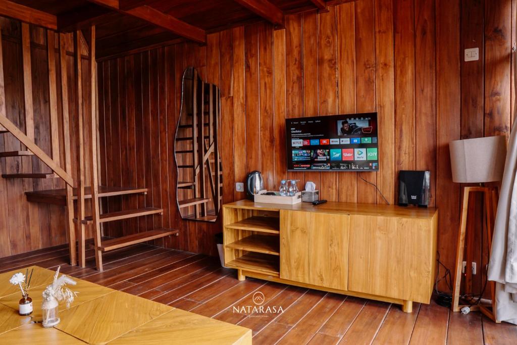 TV a/nebo společenská místnost v ubytování NATARASA Cottage
