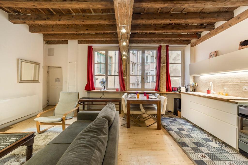 un salon avec un canapé et une table dans l'établissement Appartement 2 Chambres au Cœur du Vieux Lyon AIL, à Lyon
