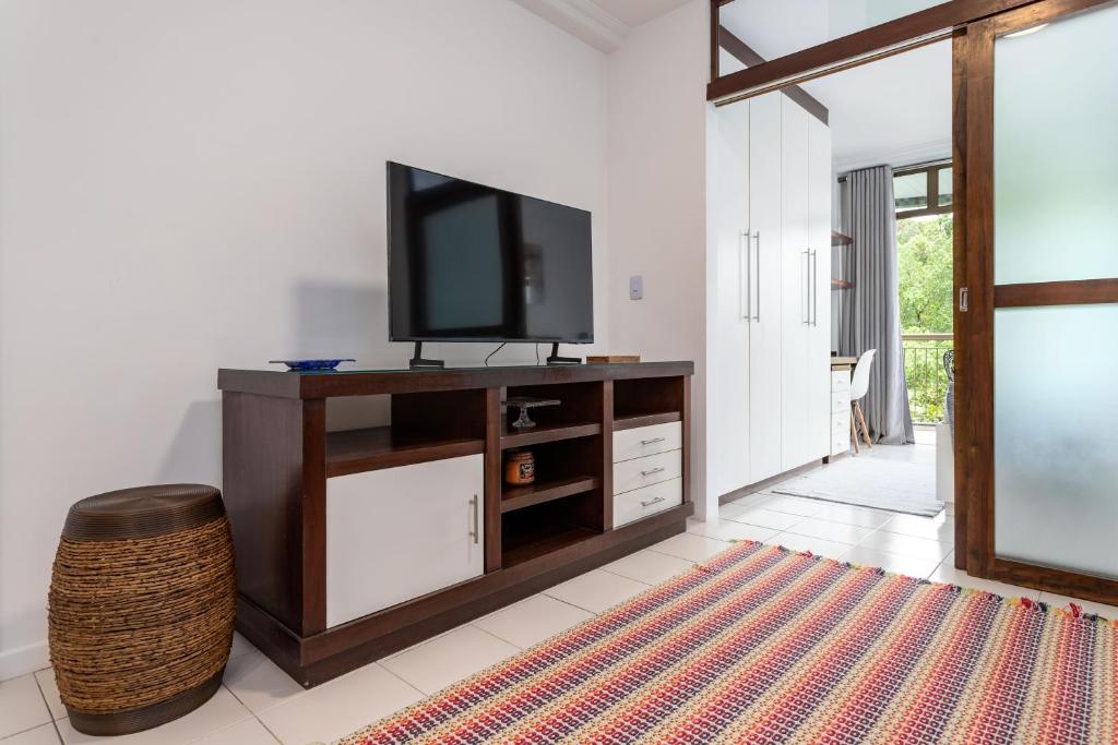 ニテロイにあるSurpreenda-se em Camboinhas! Piscina e Confortoのリビングルーム(エンターテイメントセンター内の薄型テレビ付)