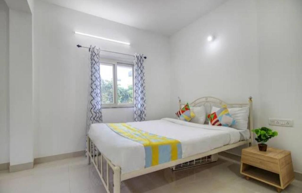 SocorroにあるExotic star 1 BHK 2BHK Apartmentのベッドと窓のある寝室