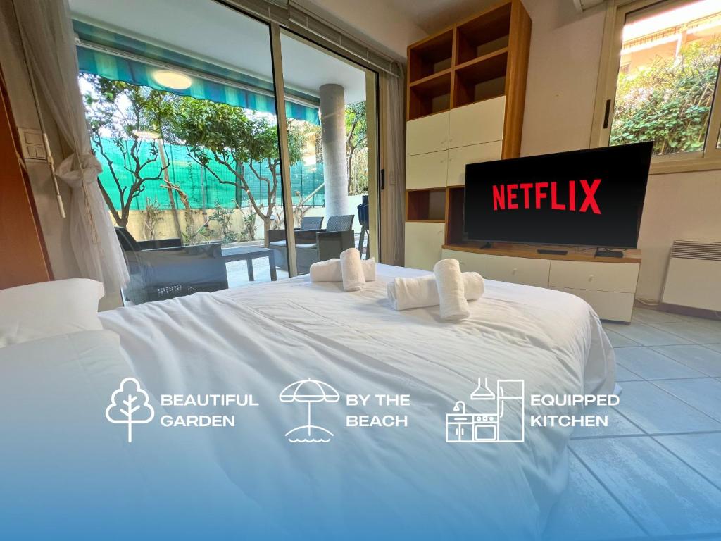 - une chambre dotée d'un lit avec un panneau netflix dans l'établissement Magnificent apartment with garden on the beach, à Roquebrune-Cap-Martin