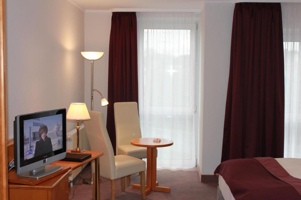 TV a/nebo společenská místnost v ubytování Grunau Hotel