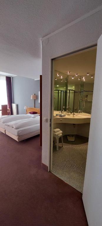 Postel nebo postele na pokoji v ubytování Grunau Hotel
