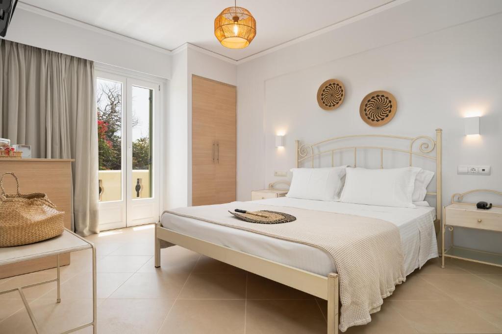 Кровать или кровати в номере Finikas Hotel