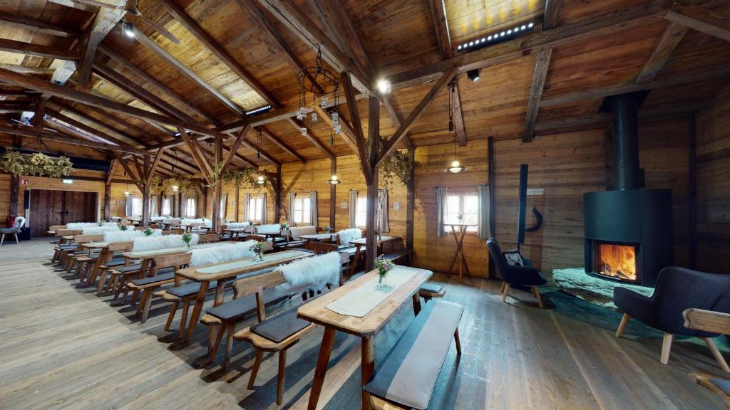 TV a/nebo společenská místnost v ubytování Das ACKER Hotel