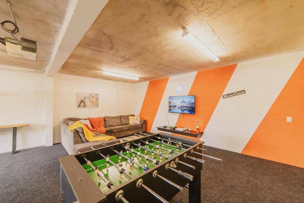 Adventure & Relaxation Cozy 3BR Stay with Games & Scenic Views - Resim 2