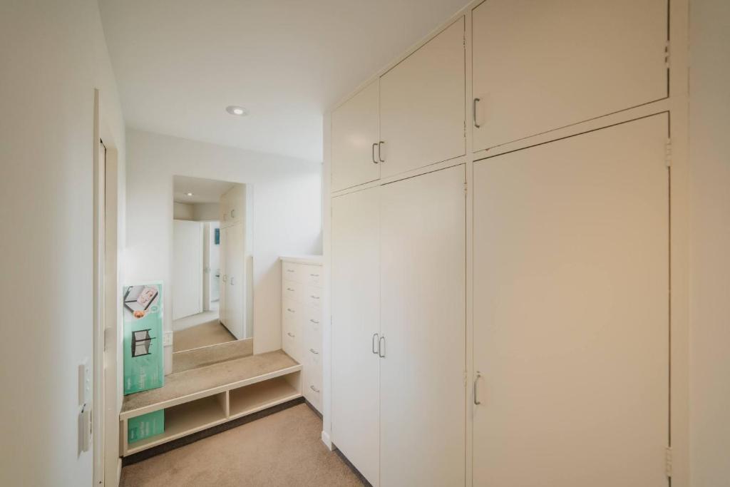 Adventure & Relaxation Cozy 3BR Stay with Games & Scenic Views - Resim 8