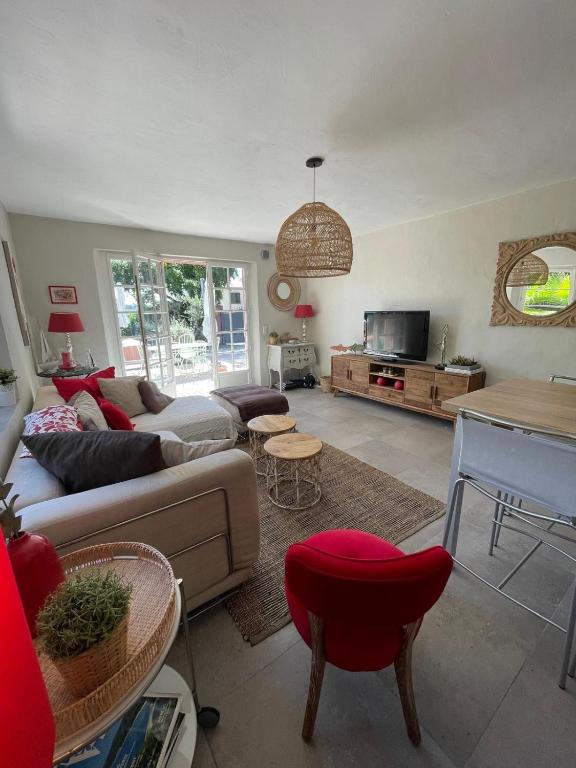 un salon avec un canapé et une table dans l'établissement Villa Provençale 4 étoiles - Piscine & Jardin Zen, à Sainte-Maxime