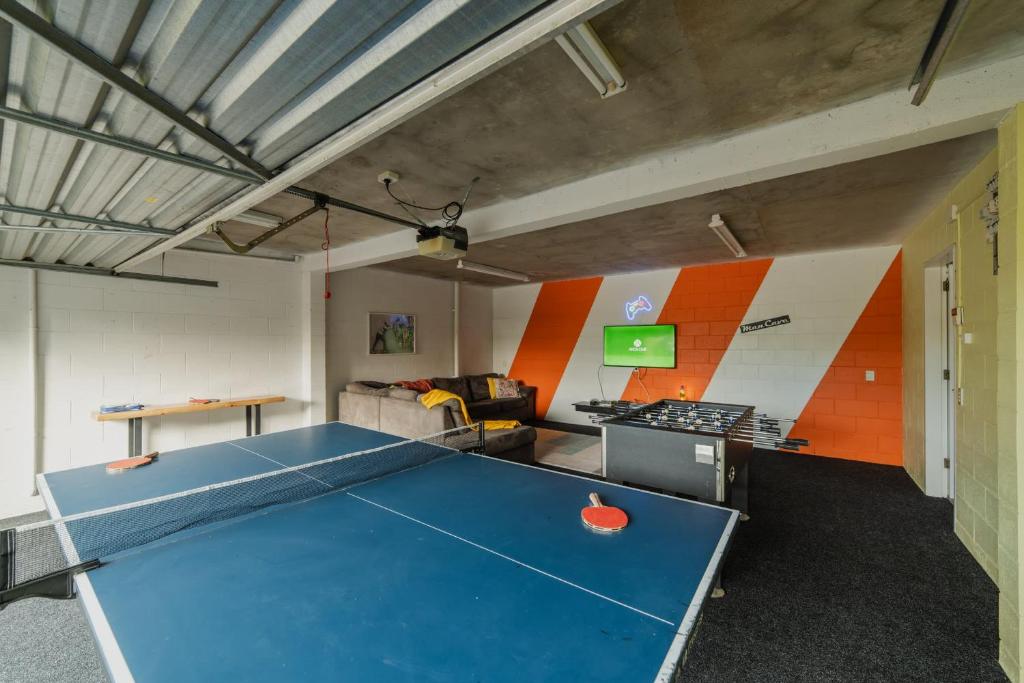 Adventure & Relaxation Cozy 3BR Stay with Games & Scenic Views - Resim 10