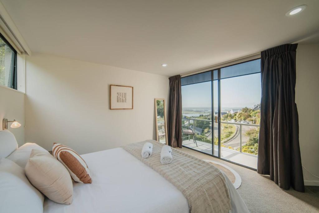 Adventure & Relaxation Cozy 3BR Stay with Games & Scenic Views - Resim 14