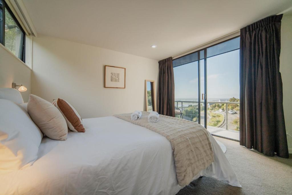 Adventure & Relaxation Cozy 3BR Stay with Games & Scenic Views - Resim 12