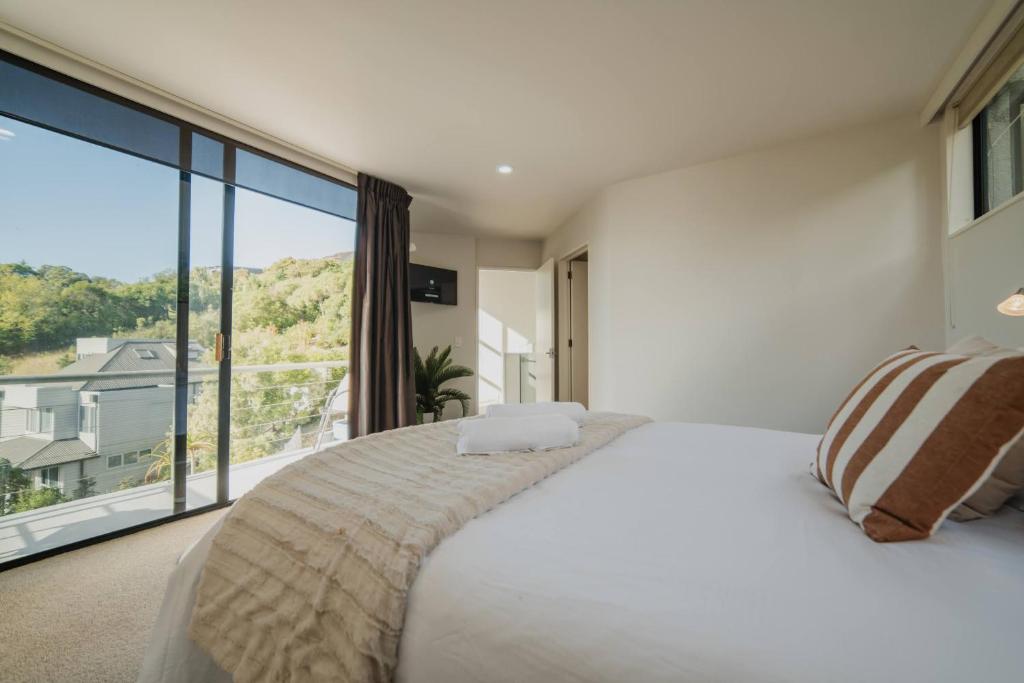 Adventure & Relaxation Cozy 3BR Stay with Games & Scenic Views - Resim 13