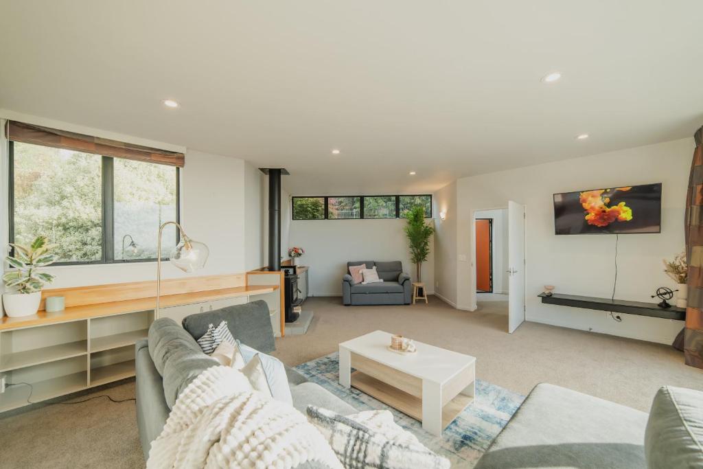 Adventure & Relaxation Cozy 3BR Stay with Games & Scenic Views - Resim 16