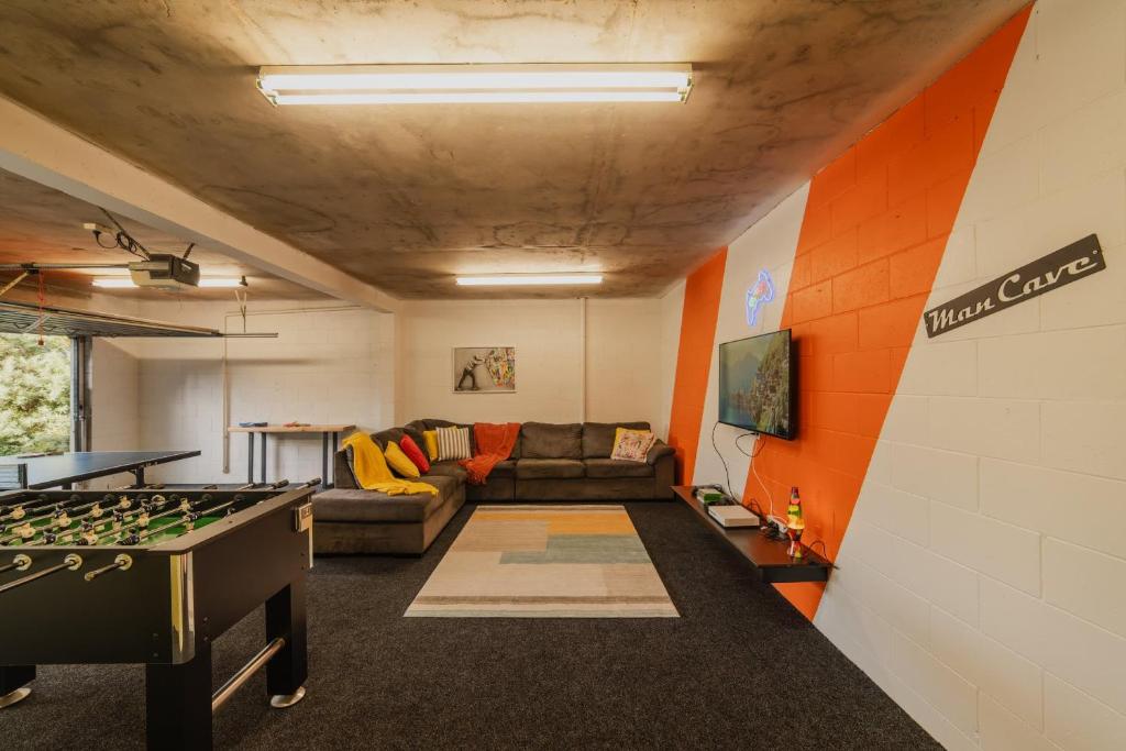 Adventure & Relaxation Cozy 3BR Stay with Games & Scenic Views - Resim 19