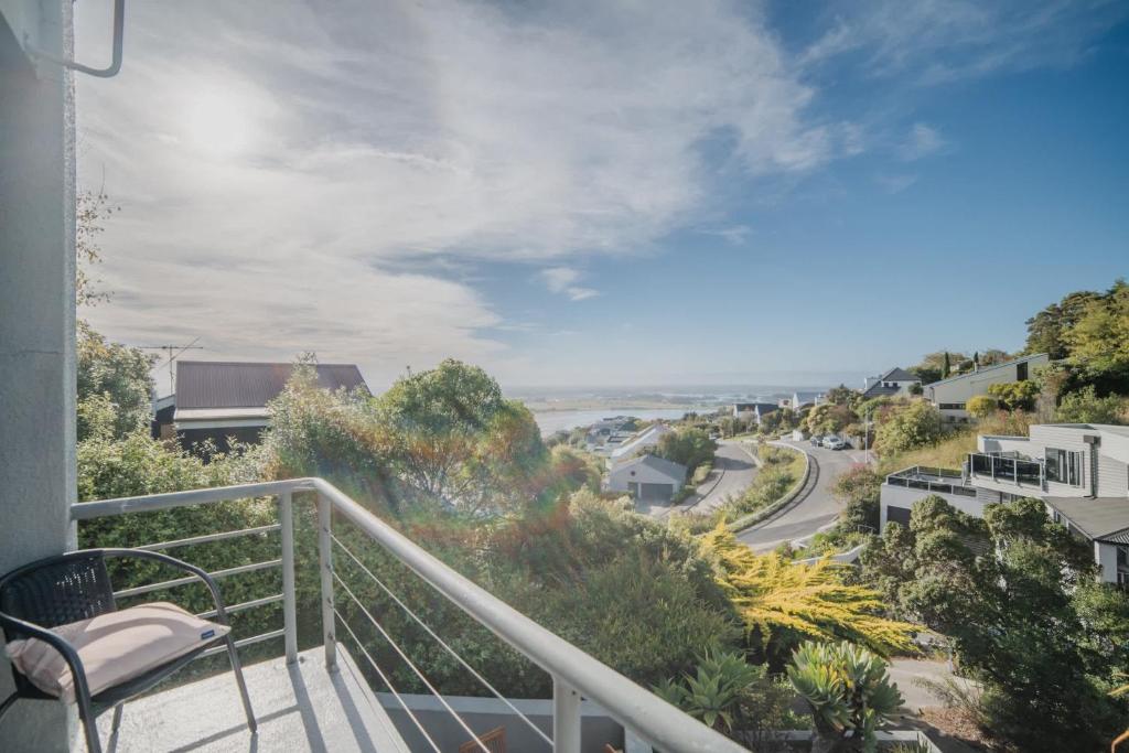 Adventure & Relaxation Cozy 3BR Stay with Games & Scenic Views - Resim 21