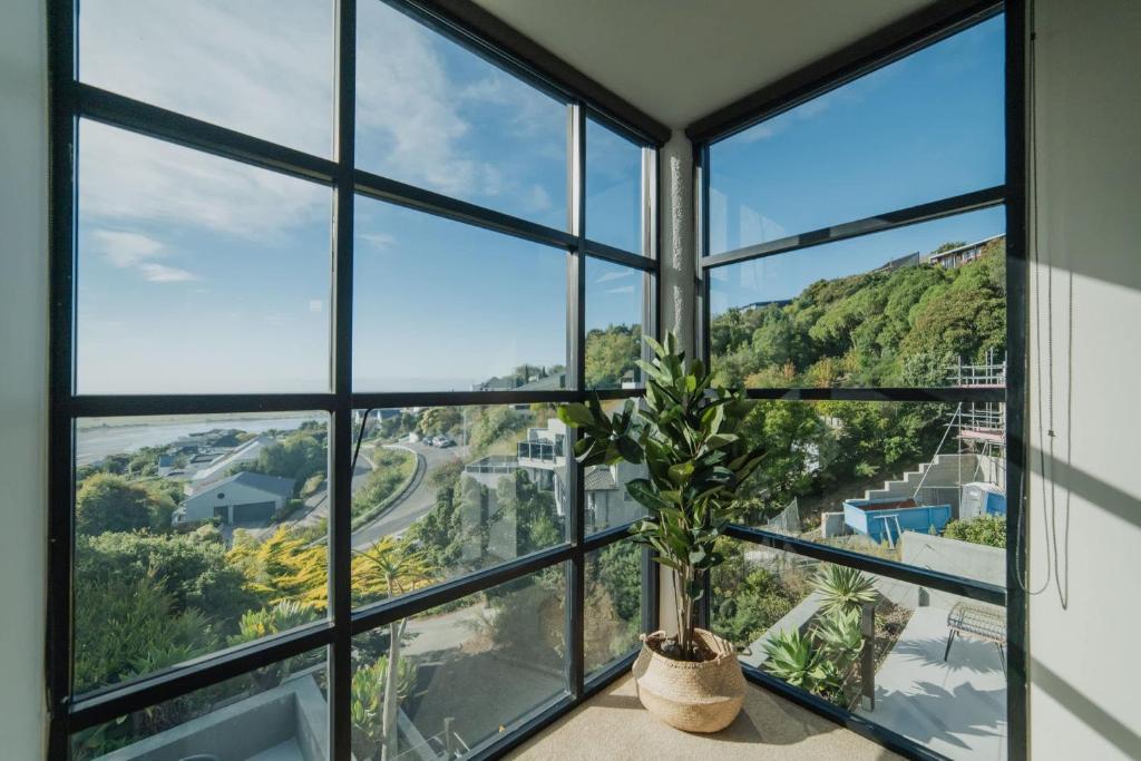 Adventure & Relaxation Cozy 3BR Stay with Games & Scenic Views - Resim 25