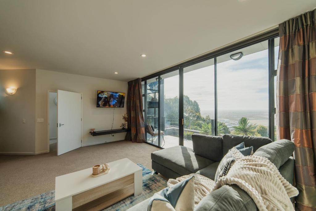 Adventure & Relaxation Cozy 3BR Stay with Games & Scenic Views - Resim 27