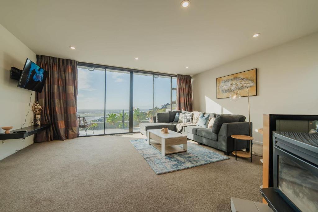 Adventure & Relaxation Cozy 3BR Stay with Games & Scenic Views - Resim 29