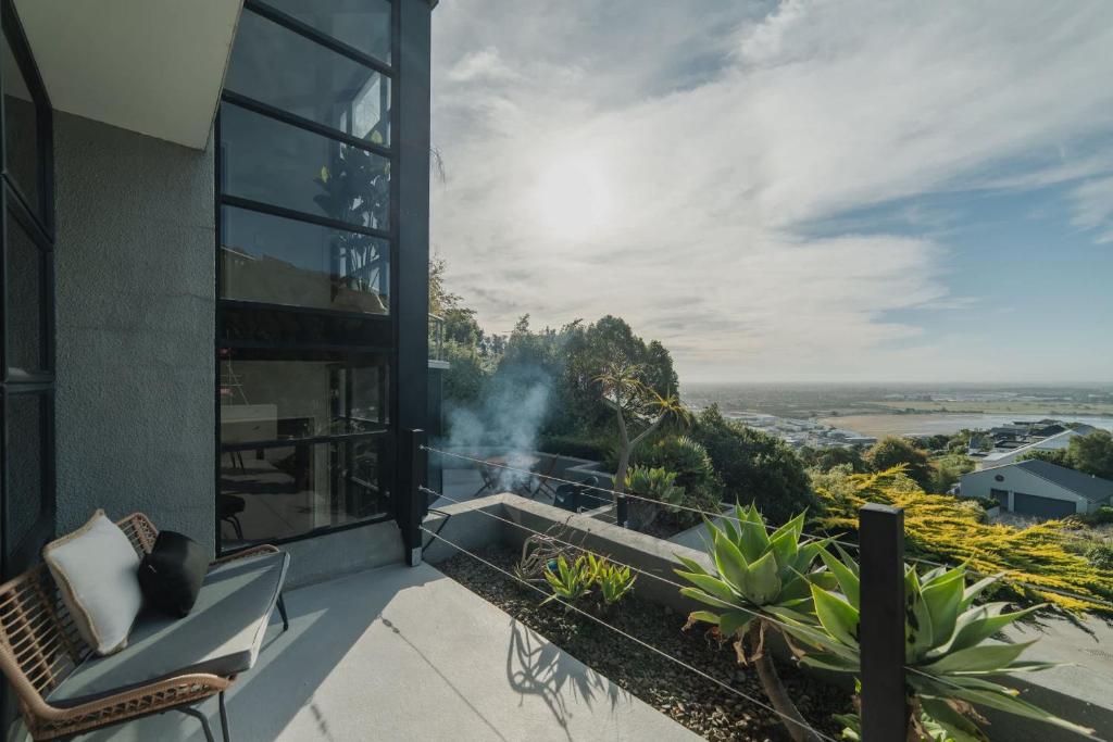 Adventure & Relaxation Cozy 3BR Stay with Games & Scenic Views - Resim 28