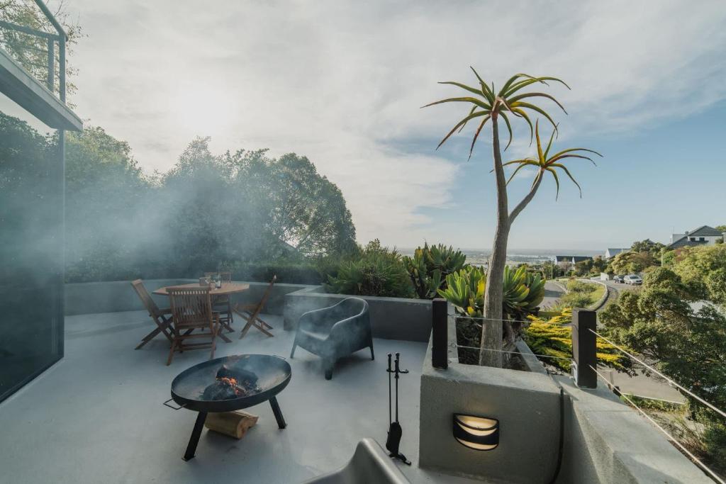 Adventure & Relaxation Cozy 3BR Stay with Games & Scenic Views - Resim 32