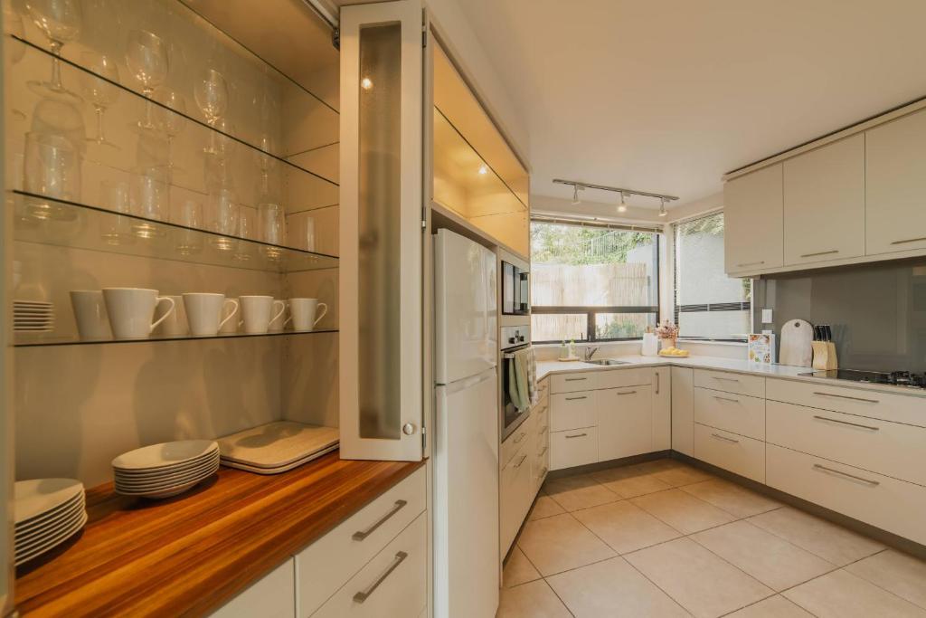 Adventure & Relaxation Cozy 3BR Stay with Games & Scenic Views - Resim 40