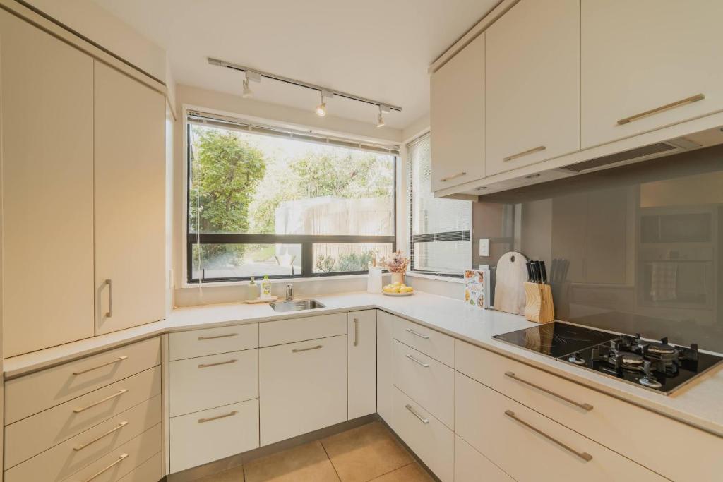 Adventure & Relaxation Cozy 3BR Stay with Games & Scenic Views - Resim 42