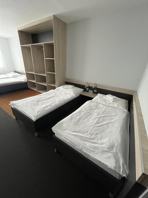 Postel nebo postele na pokoji v ubytování Buly Aréna