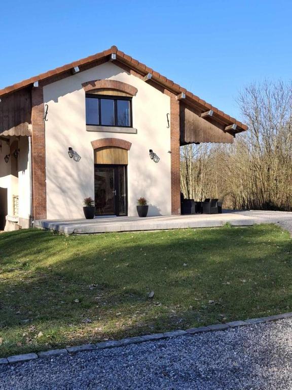 une maison avec une grande fenêtre à l'avant dans l'établissement La hal'te verte, à Rilly-sur-Aisne