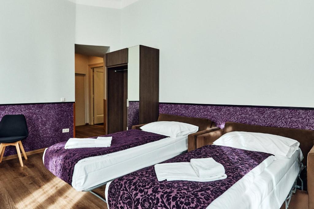 Postel nebo postele na pokoji v ubytování Hotel Pension Baron am Schottentor