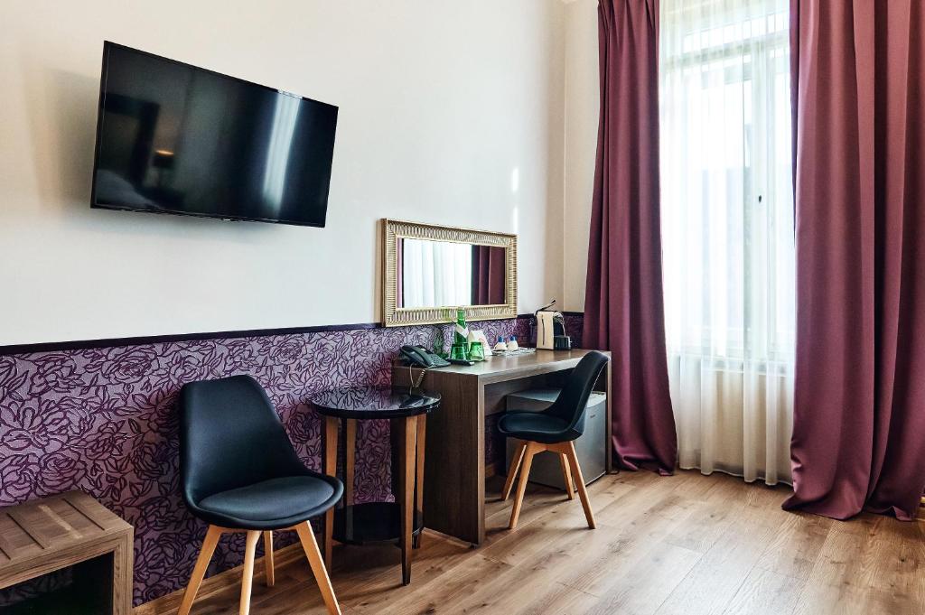 TV a/nebo společenská místnost v ubytování Hotel Pension Baron am Schottentor