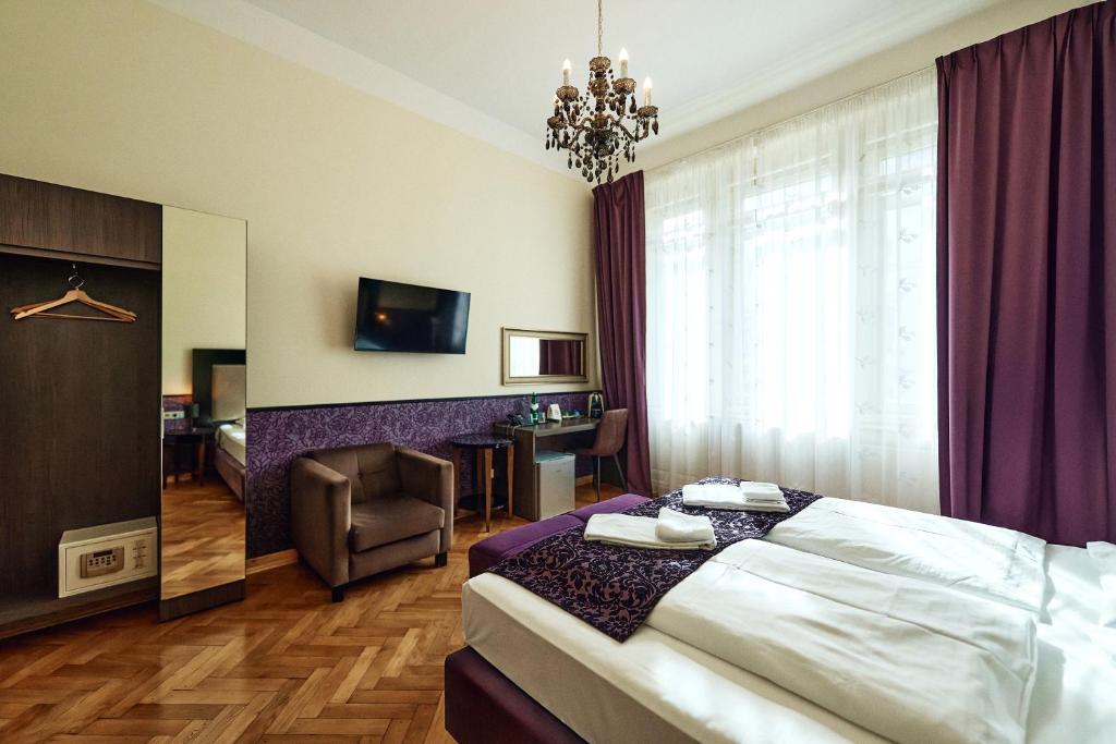 Postel nebo postele na pokoji v ubytování Hotel Pension Baron am Schottentor