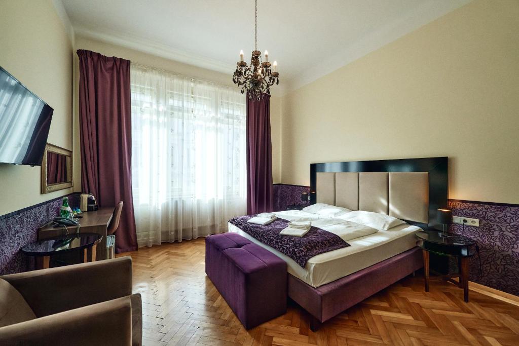 Postel nebo postele na pokoji v ubytování Hotel Pension Baron am Schottentor