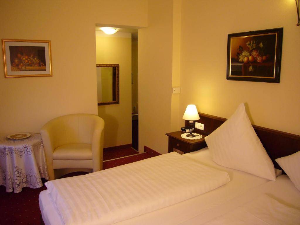 Postel nebo postele na pokoji v ubytování Klassik Hotel am Tor