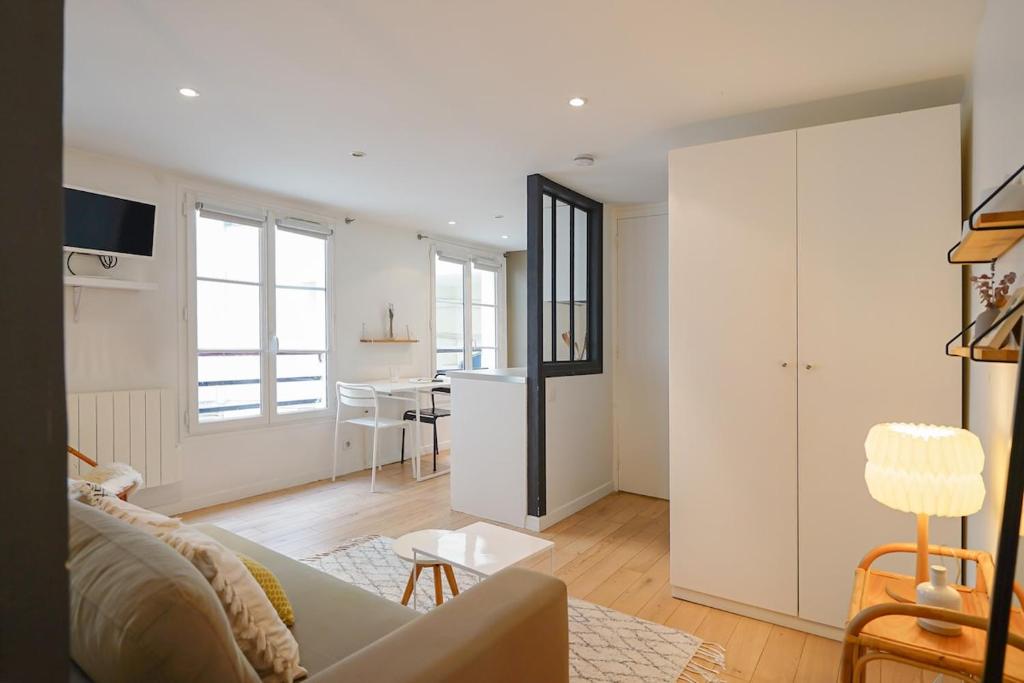 un salon avec un canapé et une table dans l'établissement Appartement chill au cœur du Marais, à Paris