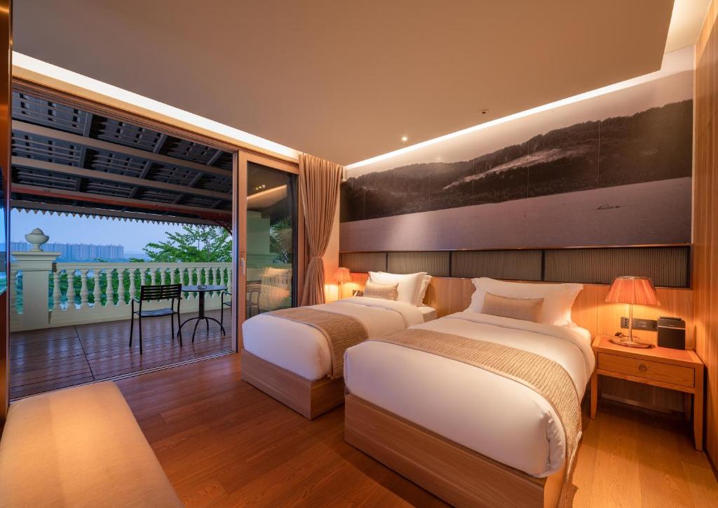 Postel nebo postele na pokoji v ubytování Yunjian Hotel