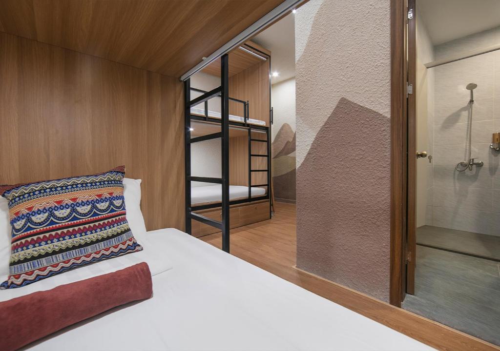 Postel nebo postele na pokoji v ubytování Wanderlust Station Hostel