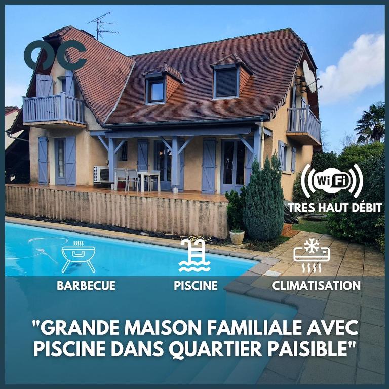 une maison avec une piscine devant dans l'établissement Maison familiale avec piscine, à Nay