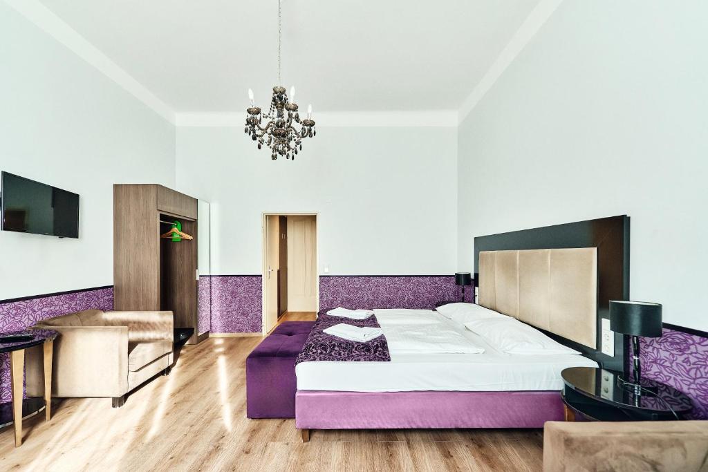 Postel nebo postele na pokoji v ubytování Hotel Pension Baron am Schottentor