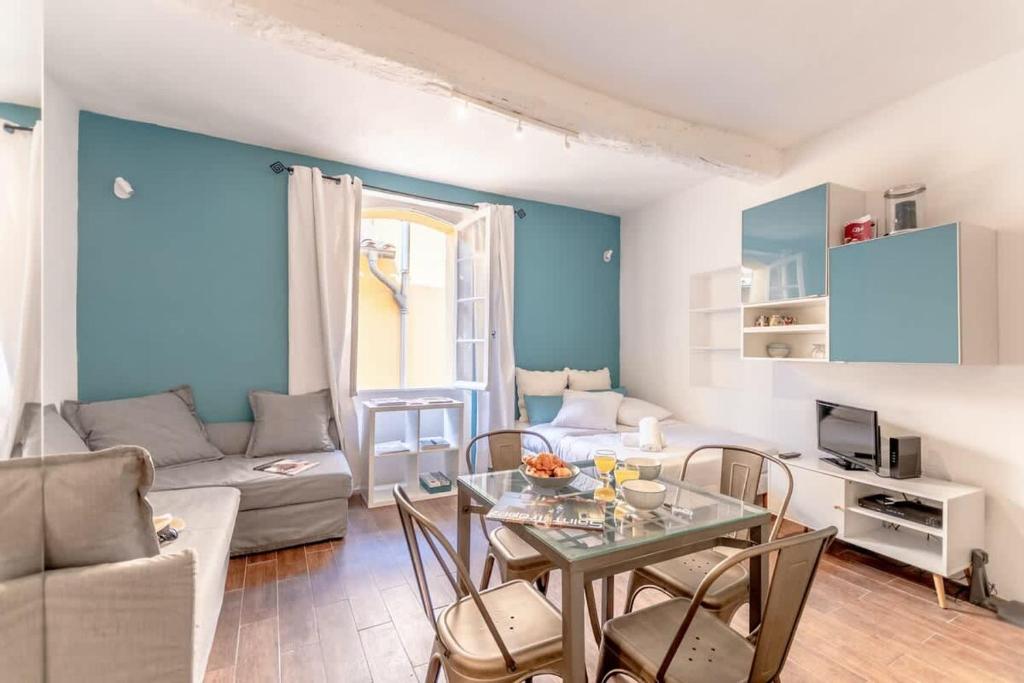 un salon avec une table et un canapé dans l'établissement Le Portalet l Near the Port l Shellter Rentals, à Saint-Tropez