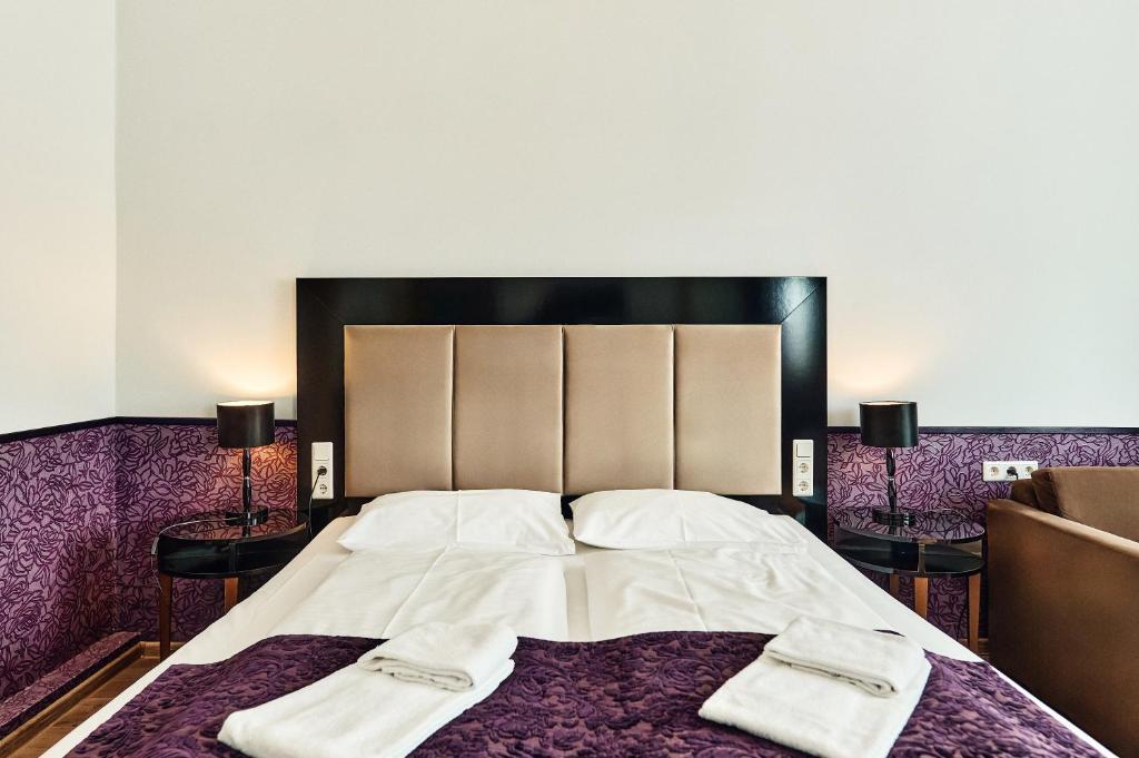 Postel nebo postele na pokoji v ubytování Hotel Pension Baron am Schottentor