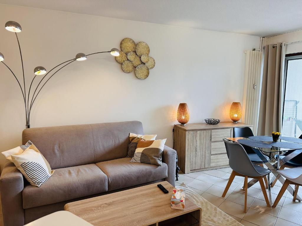 un salon avec un canapé et une table dans l'établissement Studio with a shared pool near the beaches and golf course and the Chateau de La Napoule - 2244, à Mandelieu-la-Napoule