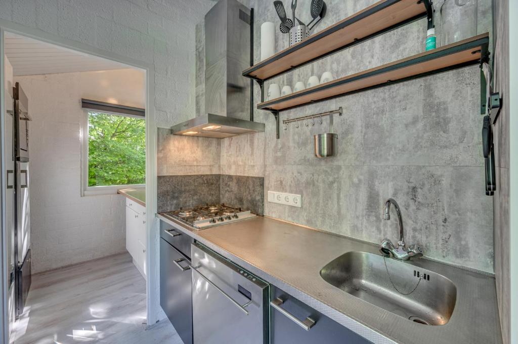 Kuchyň nebo kuchyňský kout v ubytování Bungalowpark Simpelveld - Castra 33