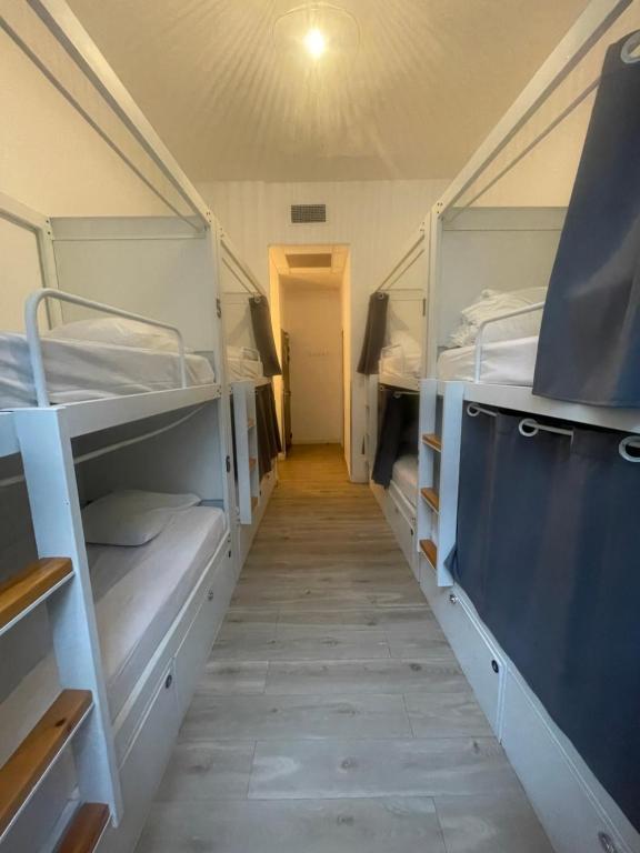 Palanda nebo palandy na pokoji v ubytování Le Couvent - Hostel