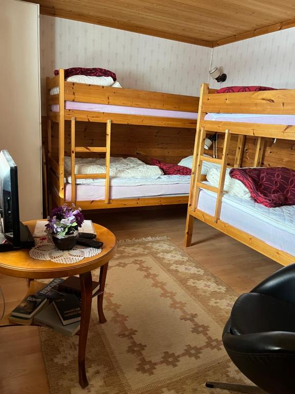 Ένα ή περισσότερα κρεβάτια σε δωμάτιο στο Kolbackens Camping & Stugby