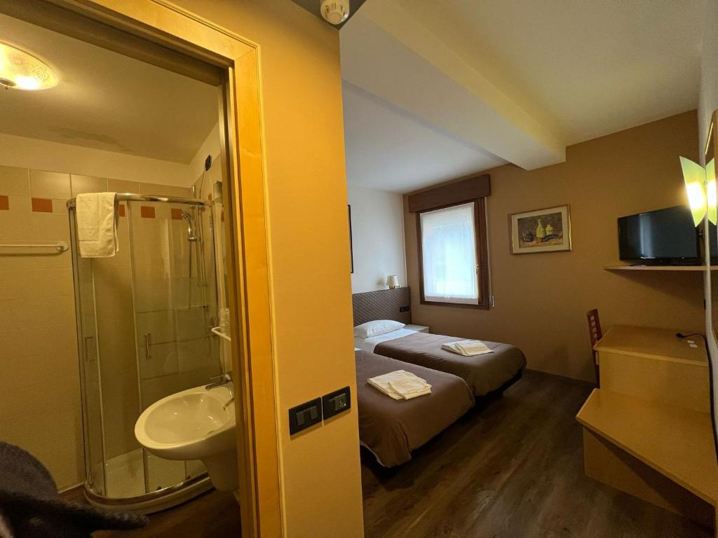 Koupelna v ubytování Damodoro Hotel